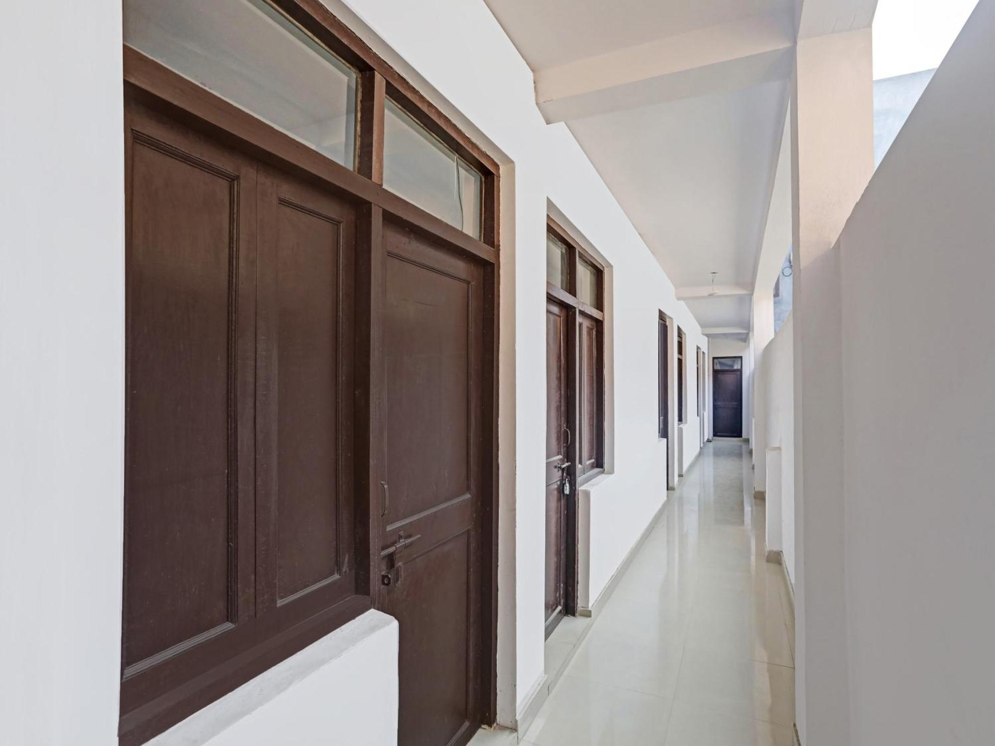 Spot On Mt White House Hotel Badarpur  Exterior photo